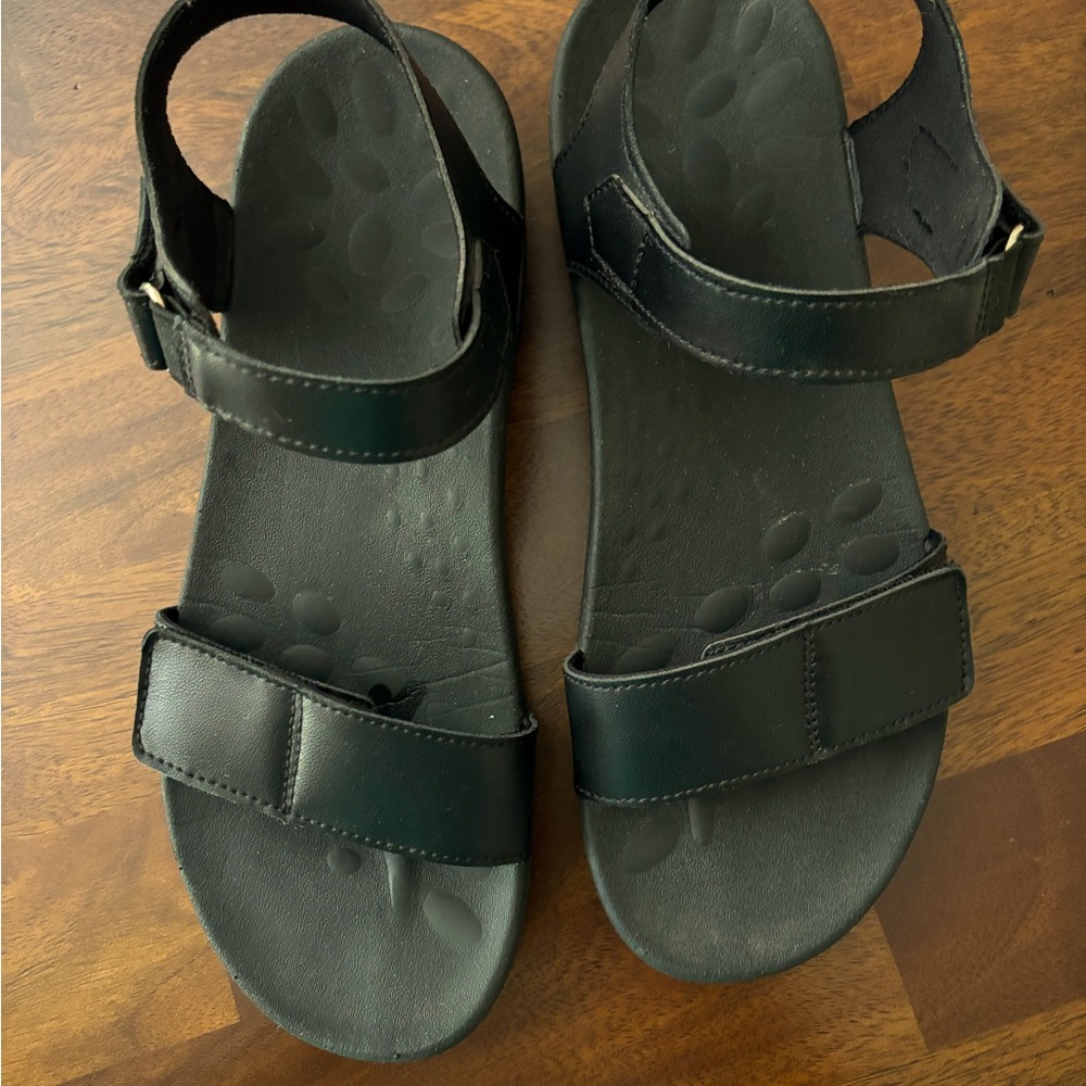 Women’s comfort sandal. Size 10.